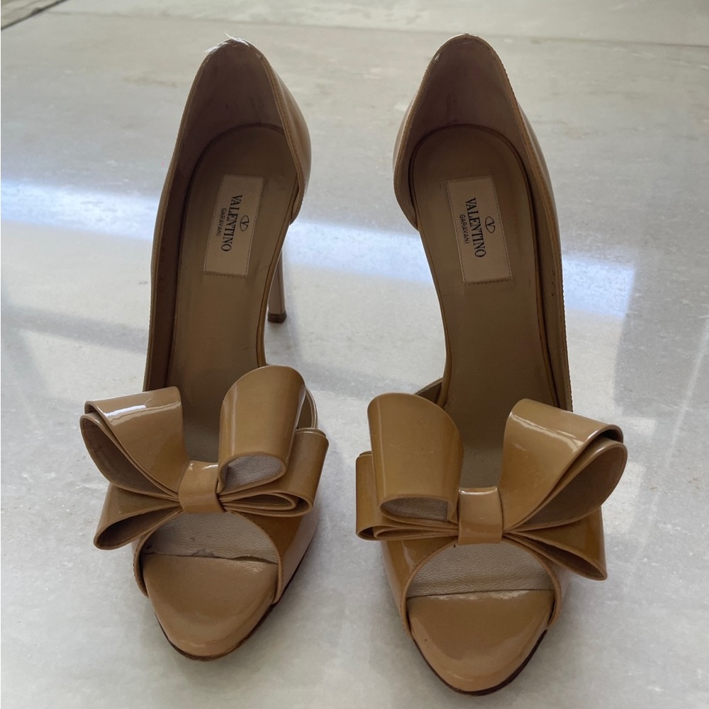 Valentino, tan patent leather heel, size IT 37.5